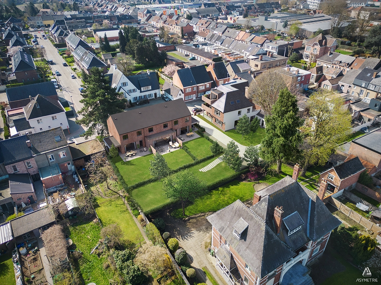 Vue aérienne 3D d’un ensemble de trois maisons résidentielles