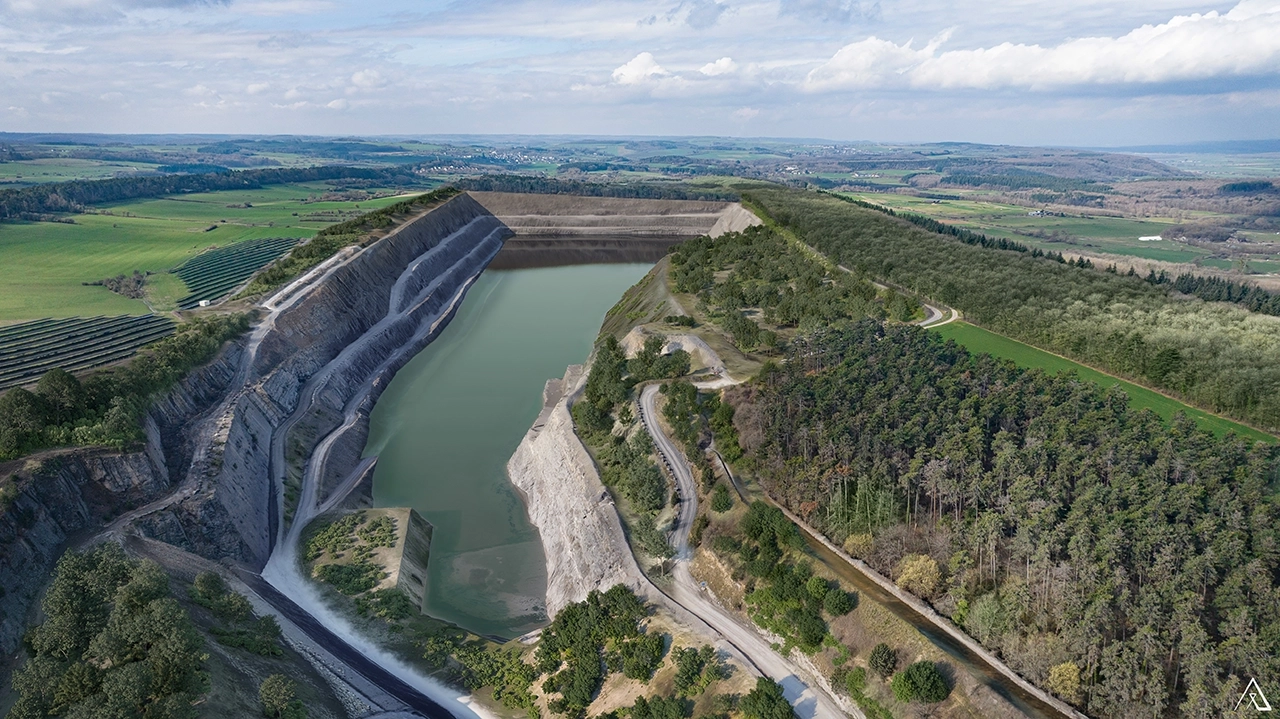 Vue aérienne d’une carrière pour l’étude de son incidence environnementale