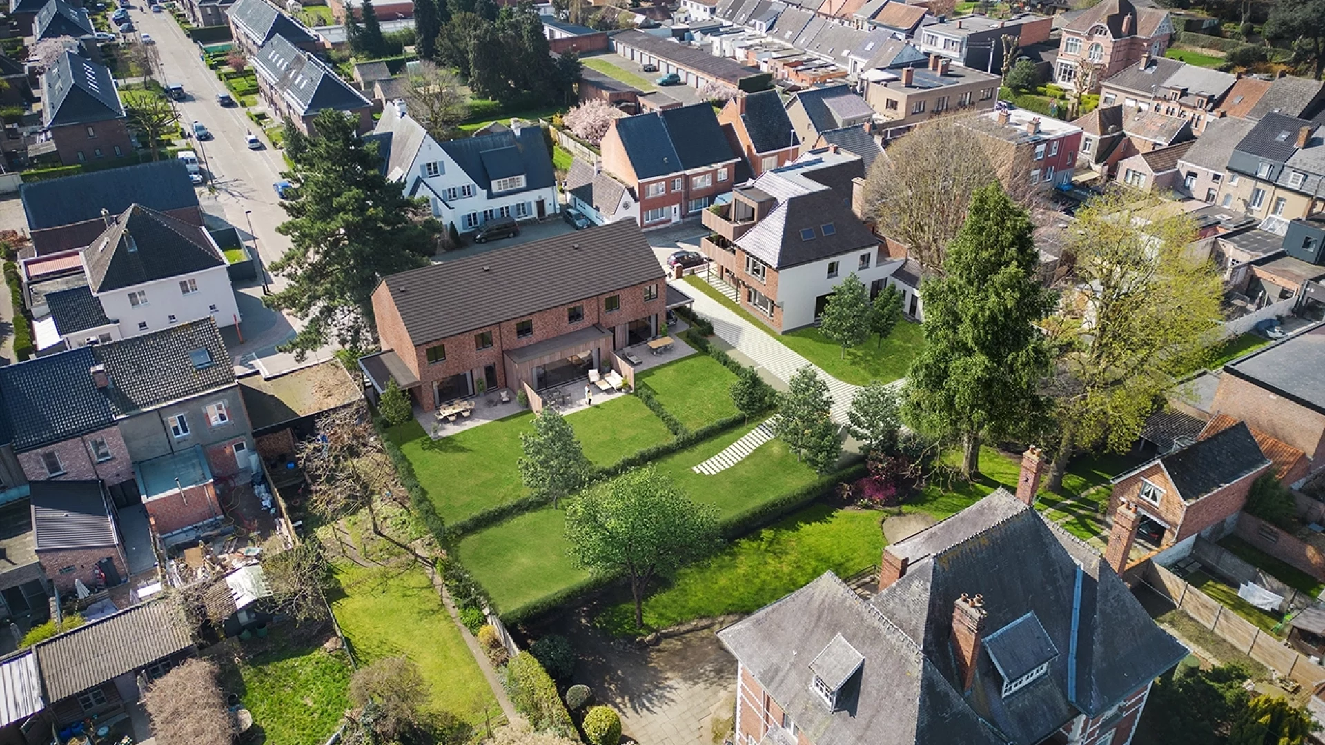 Vue aérienne 3D d’un ensemble de trois maisons résidentielles